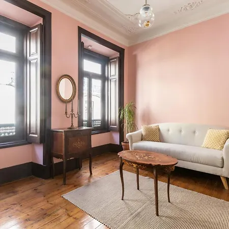 Charming In A 19th Century Building Лиссабон