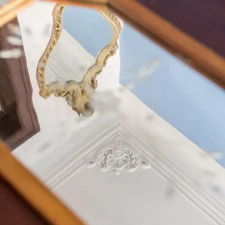 Charming In A 19th Century Building Appartamento Lisbona